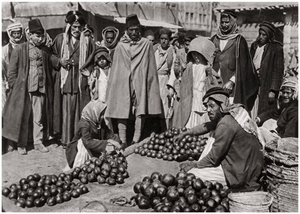 Mercato della frutta a Baghdad, Iraq, 1925 da A. Kerim