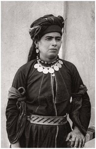 Signora curda nel suo miglior costume, Iraq, 1925 da A. Kerim