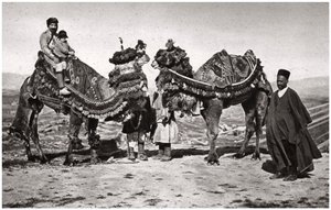 Pellegrini con i loro cammelli in viaggio verso Karbala, Iraq, 1925 da A. Kerim