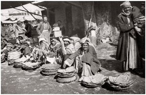 Suq El Khubur, un mercato del pane locale, Baghdad, Iraq, 1925 da A. Kerim