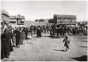 La piazza del bazar a Bassora, Iraq, 1925 da A. Kerim