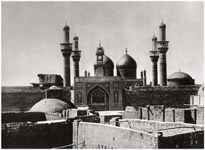 Le cupole dorate e i minareti della moschea al-Kadhimiya, Baghdad, Iraq, 1925 da A. Kerim
