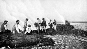 Bruciatura di alghe per il kelp, Isole Aran, Irlanda, 1922 da A. W. Cutler