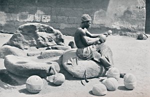 Un uomo Yoruba che incide ciotole di argilla e giare d
