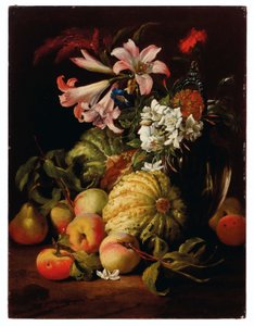 Gigli e altri fiori in un vaso di vetro con pesche e meloni
