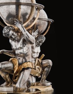 Due globi terrestri e celesti eccezionali, supportati da Ercole e Atlante, Augusta