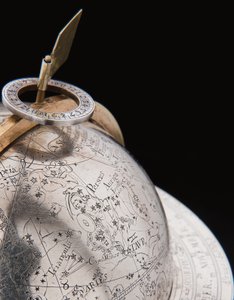 Due eccezionali globi terrestri e celesti, supportati da Ercole e Atlante, Augusta da Abraham Drentwett