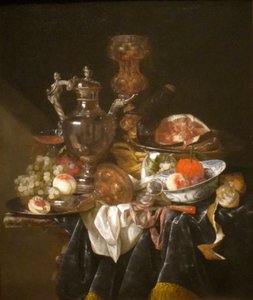 Brocca da vino in argento, prosciutto e frutta
