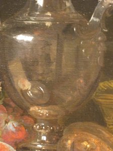 Brocca da vino in argento, prosciutto e frutta