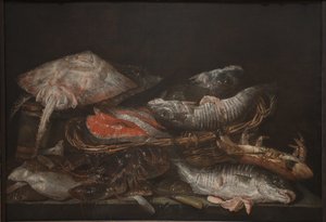 Natura morta con pesce su un tavolo di pietra