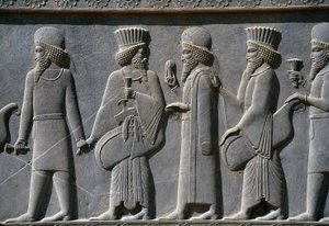 Dettaglio di un fregio processionale sul lato est del Palazzo Apadana, Persepoli, Iran, c.518-465 a.C. (pietra grigia) da Achaemenid
