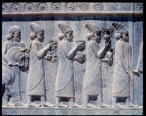 Vista dei rilievi delle scale orientali: ambasciatori assiri che portano offerte e doni da Achaemenid