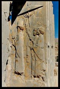 Serse (c.519-465 a.C.) e i suoi attendenti che entrano o escono dal palazzo, rilievo dall