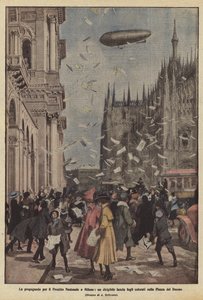 La propaganda per il Prestito Nazionale a Milano, un dirigibile lancia fogli colorati sulla Piazza del Duomo
