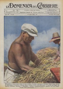 Mussolini, a torso nudo sotto il sole, trebbia il grano dell