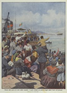 Ritorno dalla guerra dei primi soldati congedati, il popolo affollato nel porto di Napoli saluta da Achille Beltrame