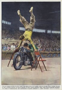 Un arco umano in bilico fra due sedie e una motocicletta che vi passa sotto in velocità da Achille Beltrame