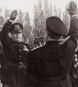 Benito Mussolini onora un ufficiale fascista con un saluto da Achille Villani