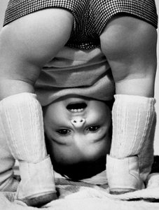 Bambino che si china, Italia, c.1960