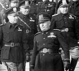 Mussolini a una parata militare (foto b/n) da Achille Villani