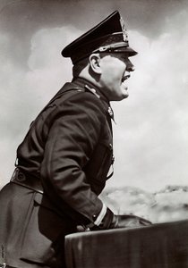Mussolini che tiene un discorso da Achille Villani