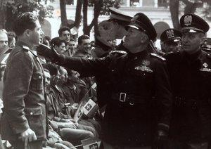 Mussolini saluta un soldato