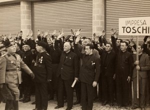 I lavoratori edili della Compagnia Mauro Toschi fu Ulisse salutano il Duce Benito Mussolini durante l