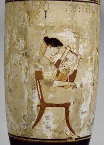 Lekythos attica a fondo bianco decorata con una donna che suona una cetra (terracotta smaltata) da Achilles Painter