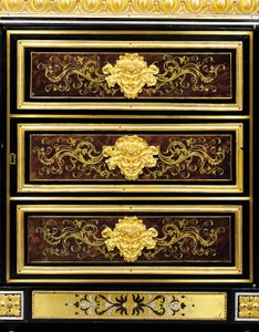 (dettaglio) di un mobiletto laterale in marqueterie boulle Luigi XVI tardivo da Adam (attr. to) Weisweiler