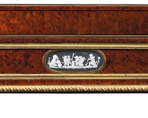 Tavolo da lavoro in legno di tasso e mogano con montature in bronzo dorato e cammei, tardo Luigi XVI