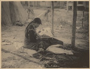 [Donna della nazione Meskwaki impegnata nella lavorazione delle perline].
 da Adolph F. Muhr