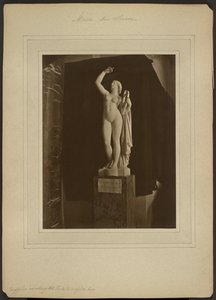 [Saffo che invoca gli dei affinché le diano ispirazione, di Pradier / Museo del Louvre] da Adolphe Braun