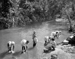 Donne che lavano i vestiti nel fiume, Port Antonio, Giamaica, c1905