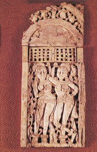 Placca indiana scolpita raffigurante due figure femminili sotto un torana, da Begram, Afghanistan, I-II secolo