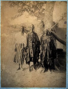 Tre uomini senegalesi in costume tradizionale (foto b/n) da African