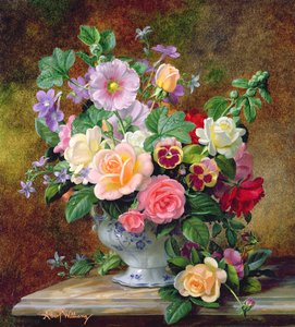 Rose, viole del pensiero e altri fiori in un vaso