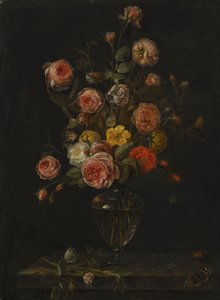 Una natura morta con rose rosse, bianche e rosa in un vaso di vetro su un davanzale di pietra con farfalle, una cavalletta e uno scarabeo