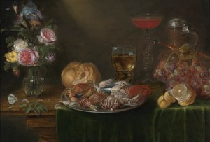 Natura morta con un vaso di fiori, un piatto di peltro con granchi e gamberi, bicchieri da vino, una brocca, uva e un limone