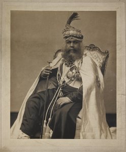 Ritratto di Sir Sawai Madho Singh, Maharaja di Jaipur, c.1900s (foto b/n) da Alexander Bassano