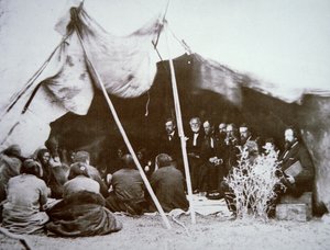 Il generale William T. Sherman presiede al Trattato di Fort Laramie con il capo Nuvola Rossa, aprile 1868 da Alexander Gardner