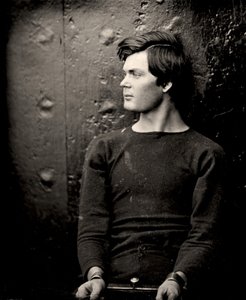 Lewis Powell con manette ai polsi a bordo della USS Saugus, 1865