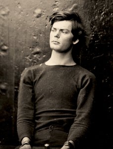 Lewis Powell con manette ai polsi a bordo della USS Saugus, 1865