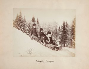 Tre slittatori su una collina innevata da Alexander Henderson