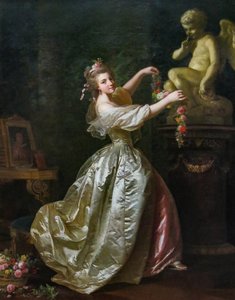 Giovane donna che decora la statua dell