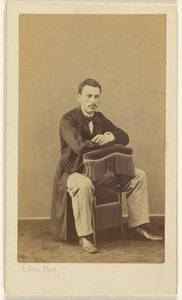 [Uomo con i baffi, seduto, con la parte anteriore e posteriore della sedia con le frange]. da Alexandre Ken