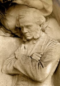 Dettaglio di una scultura raffigurante il compositore Cesar Franck
