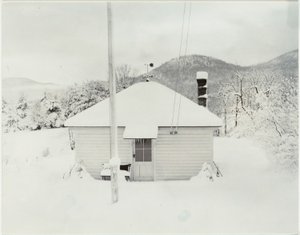 Prima neve e la piccola casa da Alfred Stieglitz