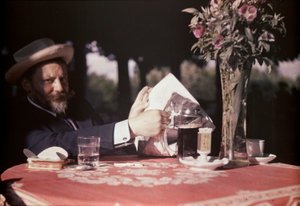 Frank Eugene seduto al tavolo
