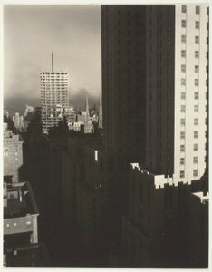 Dalla mia finestra al Shelton, Ovest da Alfred Stieglitz