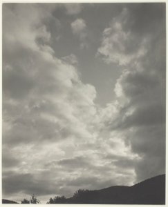Musica - Una sequenza di dieci fotografie di nuvole, n. II da Alfred Stieglitz